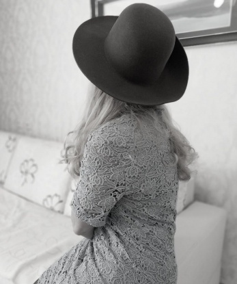 Мои услуги настолько разнообразны, что ты можешь выбрать именно то, что захочешь. Я с легкостью смогу стать твоей нежной подругой, страстной любовницей или искушенной проводницей в мир фантазий. Живу в Москве и всегда готова оживить твои самые смелые желания. Заходи на мой профиль, посмотри мои отзывы и фото, и ты увидишь, что я настоящая профессионалка в своем деле. ✨😘💋 10648, 52 года