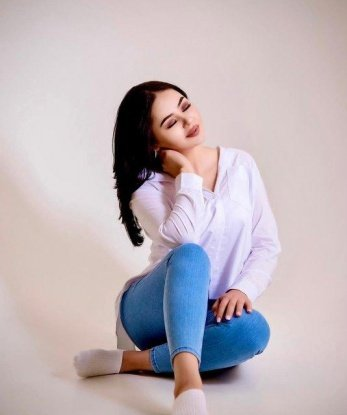 Искушенная блондинка с обворожительной улыбкой приглашает провести незабываемое время в ее обществе. Я буду твоей самой заветной мечтой. Воплотим все твои фантазии в реальность. Звони, жду тебя! 9761, 26 лет